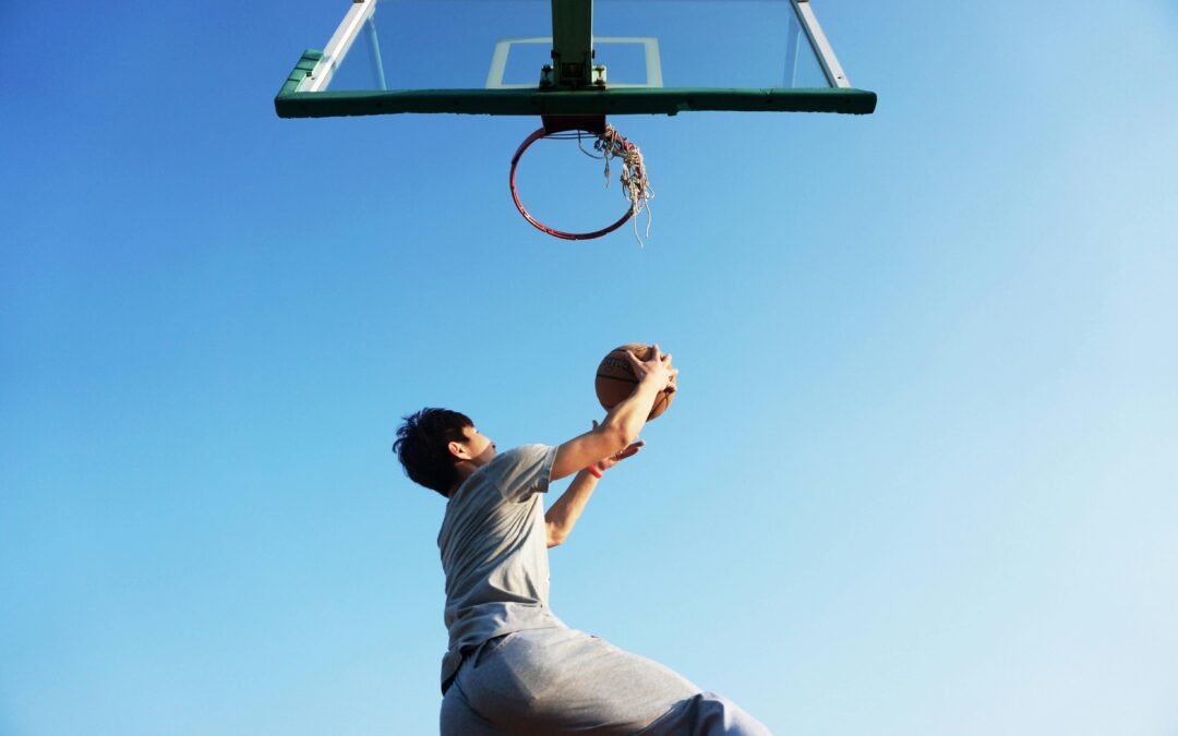 Quels sont les avantages techniques d’un bon surmaillot basket sur le terrain ?