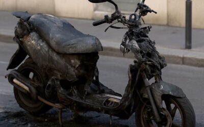 Scooter brûlé après un incident : quelles démarches pour l’enlèvement ?