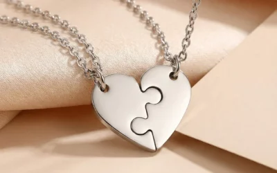Bijoux assortis couple pas cher : comment trouver le duo parfait sans se ruiner ?