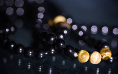 Bijou tourmaline noire : pourquoi cette pierre séduit-elle autant les amateurs de lithothérapie ?