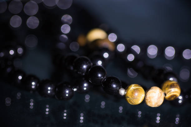 Bijou tourmaline noire : pourquoi cette pierre séduit-elle autant les amateurs de lithothérapie ?